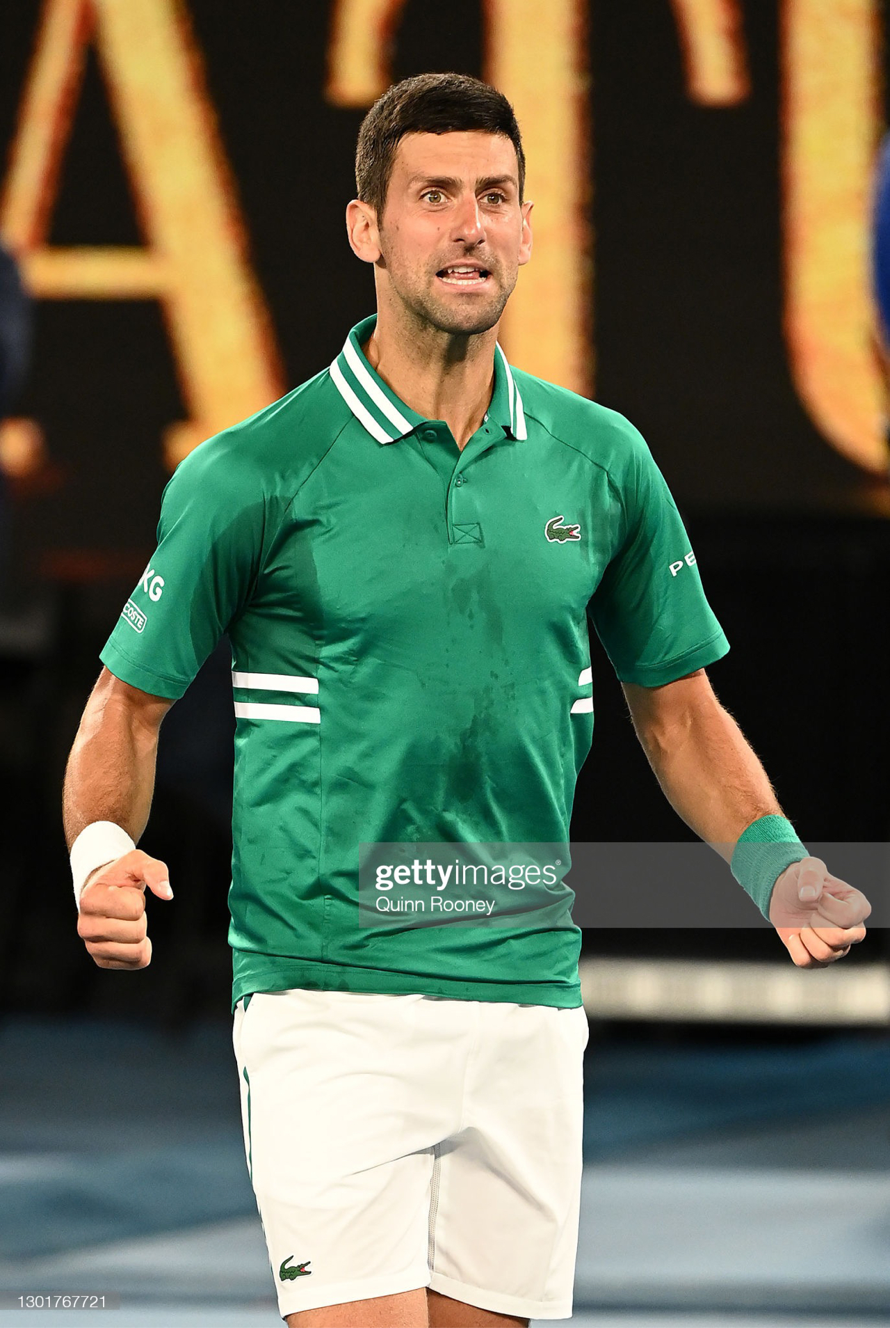 台上挥舞着 台上挥舞着