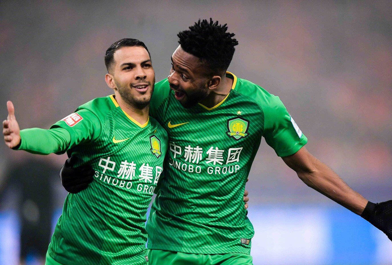 多名球员上 多名球员上